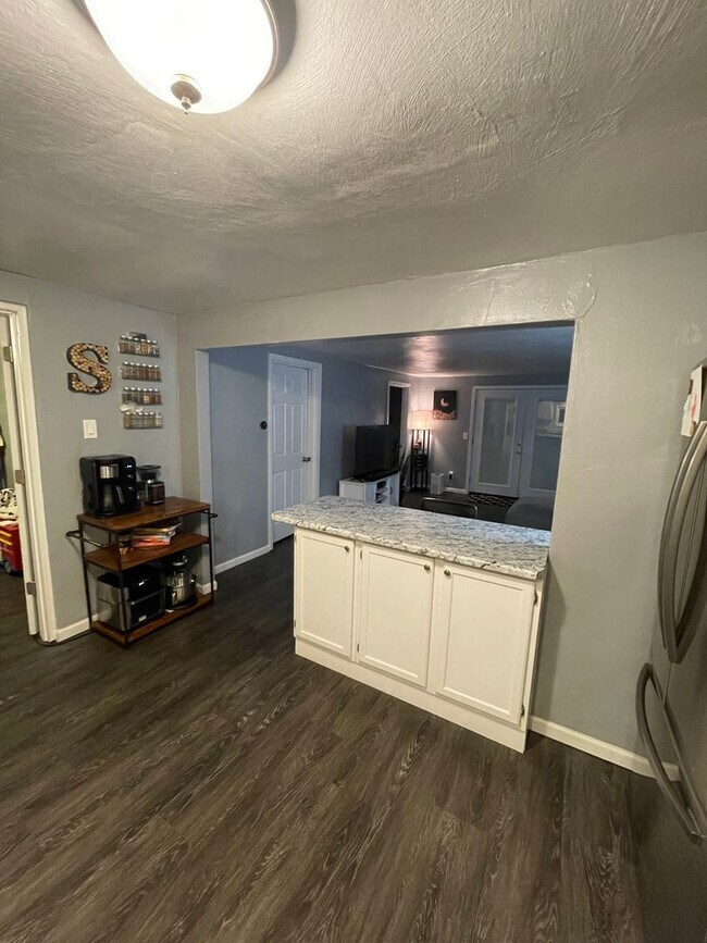 Building Photo - Beautifully updated with modern upgrades and cozy charm. PETS WELCOME