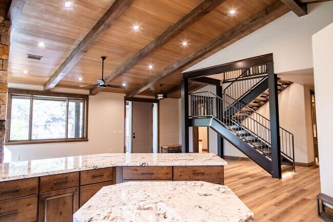 Building Photo - Beautiful 5 Bedroom Flagstaff Home