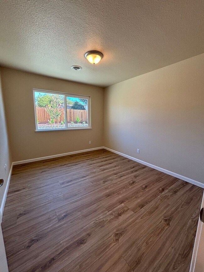 Building Photo - 3 Bedroom, 2 Bathroom Family Home