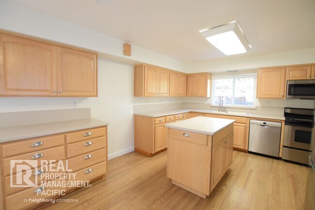 Building Photo - 3-Bedroom Retreat with Expansive Backyard ...