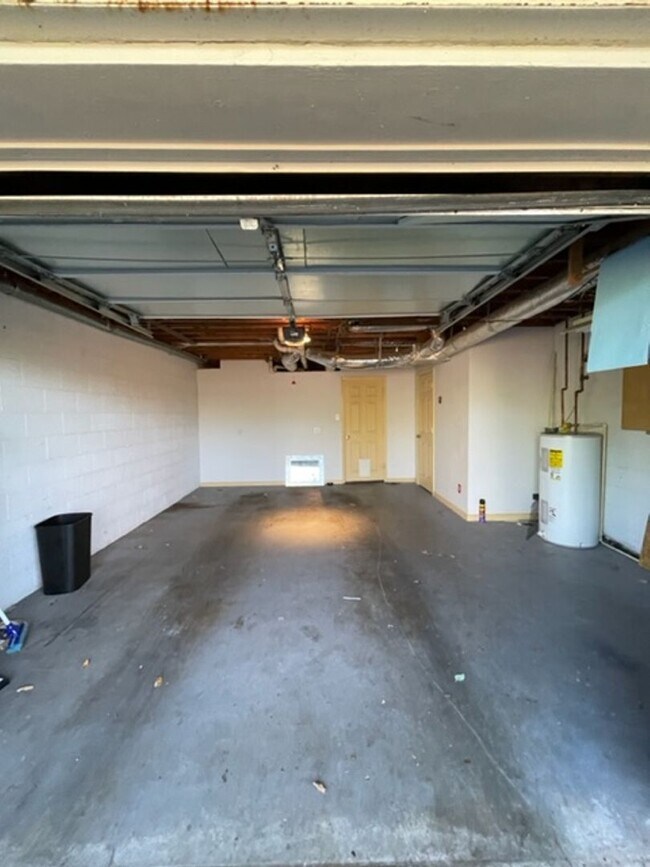 Building Photo - West Knoxville!  Short or long term lease options available .  2 bedroom with additional large bo...