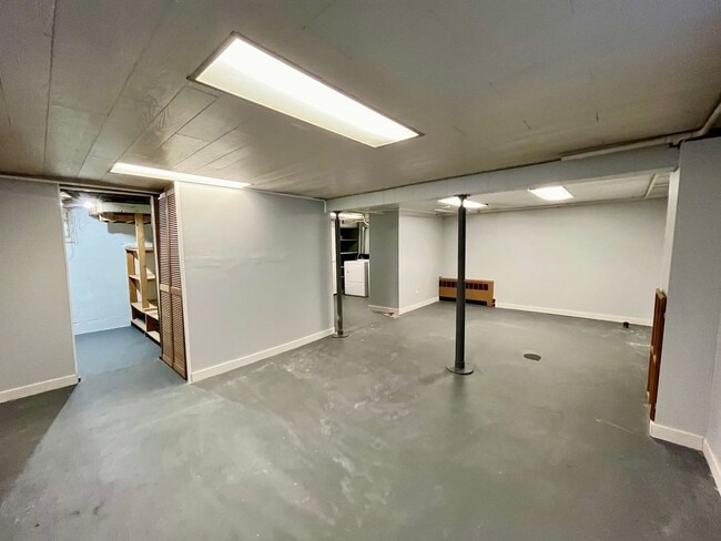 Building Photo - Dog friendly 2 bedroom home in town