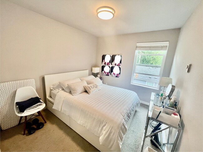 Building Photo - 3Bd/2.5Ba Lynnwood Townhouse