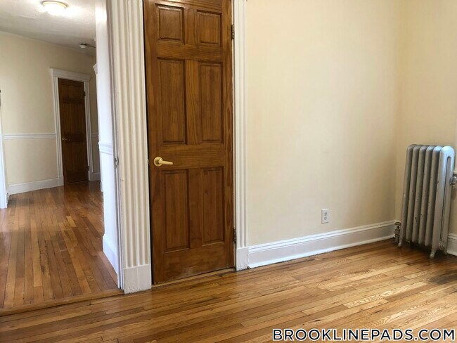 Building Photo - 352 Riverway