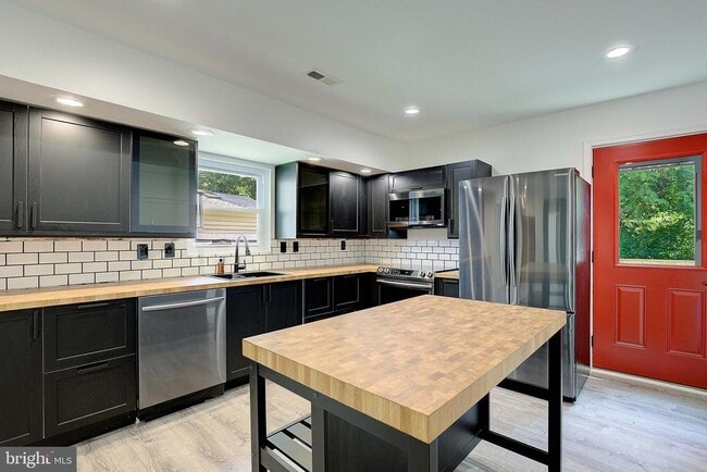 Building Photo - 5645 Battee Dr