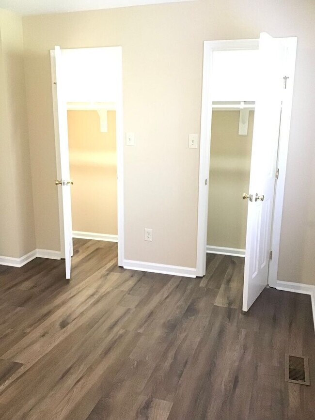Building Photo - 1660 Skiffes Creek Cir