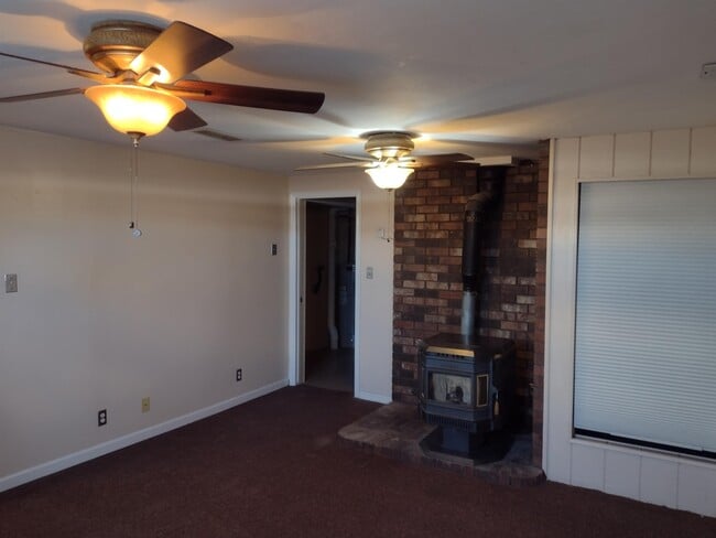 Building Photo - 1127 9th W Ave