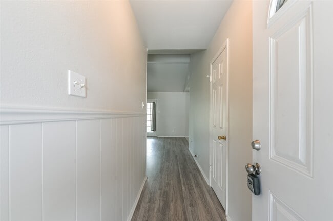 Building Photo - 5514 Vickita Dr