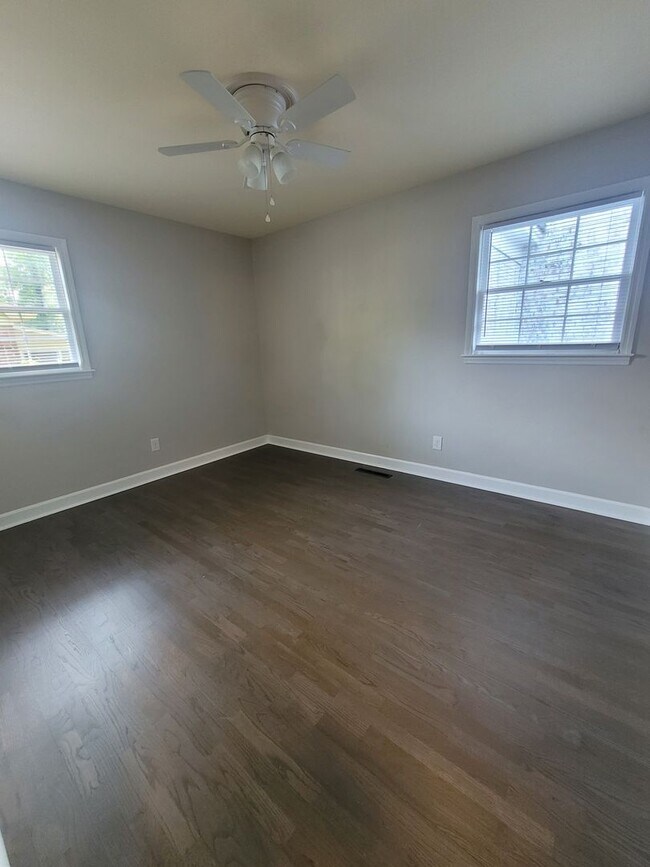 Building Photo - 825 Montclair Dr