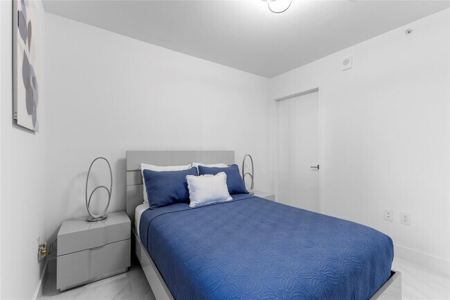 Building Photo - 700 NE 24th St