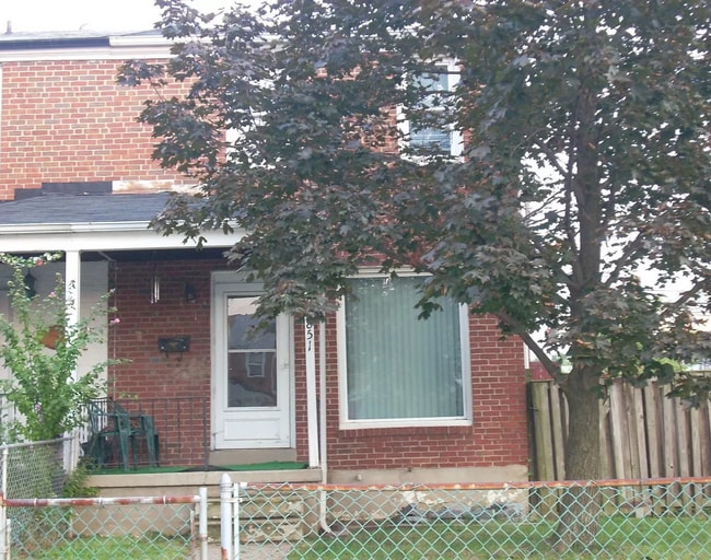 Building Photo - 3 Bedroom, 1 Bath Townhome