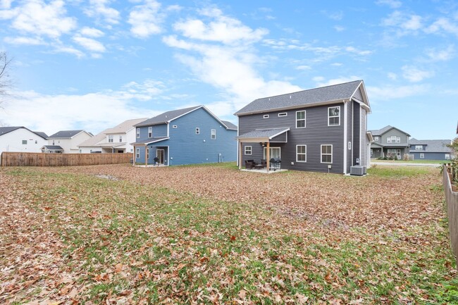 Building Photo - Like New Three Bedroom!