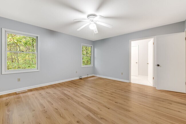 Building Photo - Bright 2-Bedroom Townhouse with Garage & Pool on Tunnel Road