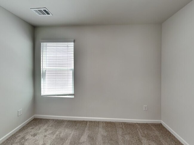 Building Photo - Lovely 3 Bedroom 2.5 Bath Home located in ...
