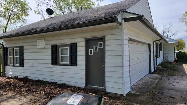 Building Photo - 416 W Wenger Rd