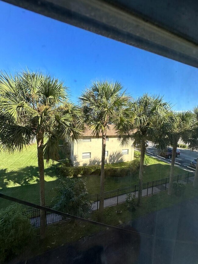 Building Photo - 9949 Sandalfoot Blvd