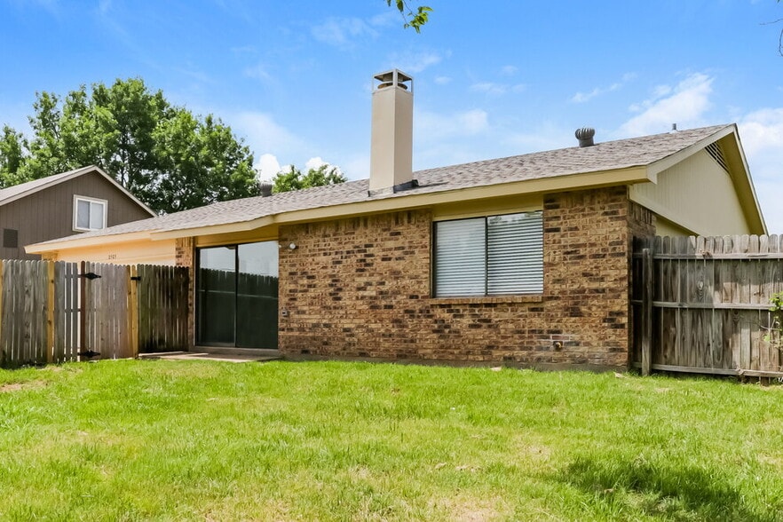 Building Photo - 2505 Crown Cir