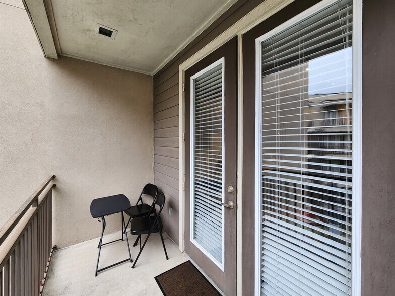 Building Photo - 1800 Devonshire Crescent