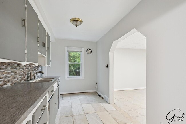Building Photo - 3 Bed Bungelow $1300.00/mo
