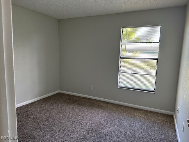 Building Photo - 221 SW 34th Terrace