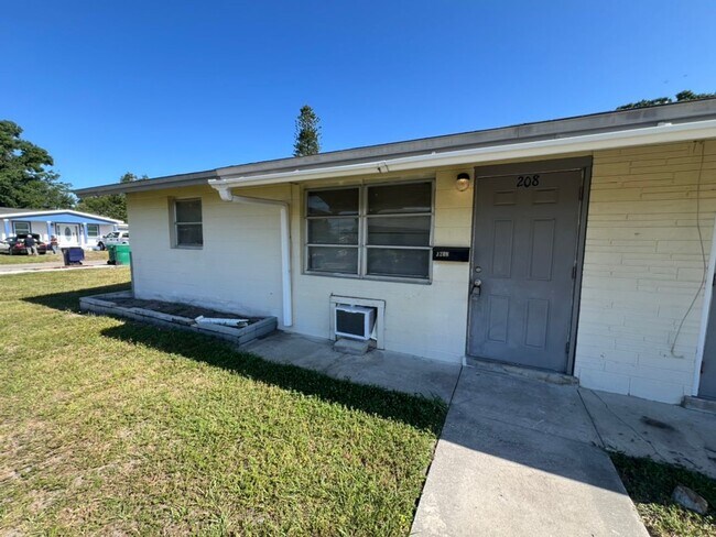 Building Photo - Move in Special half off first months rent - Palmetto Gardens 2/1 duplex