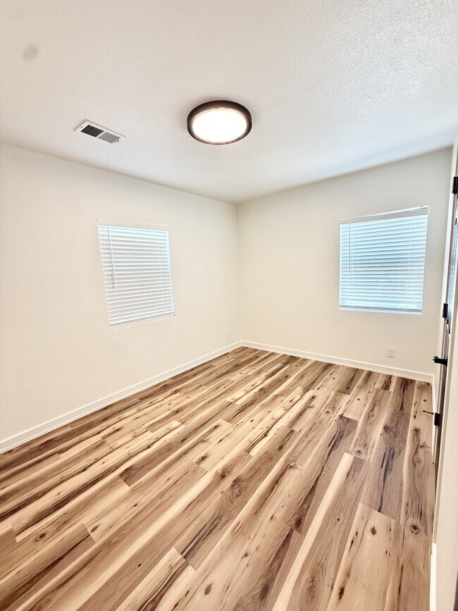 Building Photo - 2442 Mountain View Dr