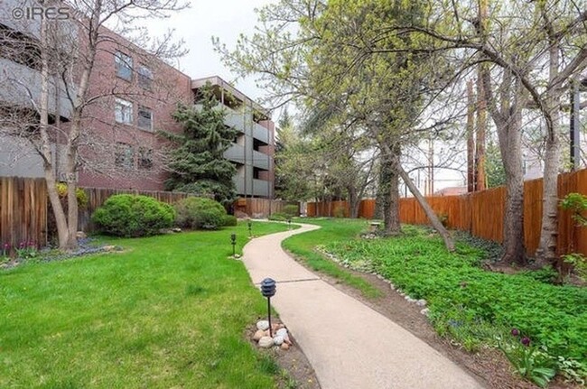 Building Photo - 2 BD/2 BA Corner Condo near Downtown Boulder