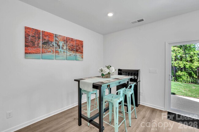 Building Photo - 1940 Highland Park Dr