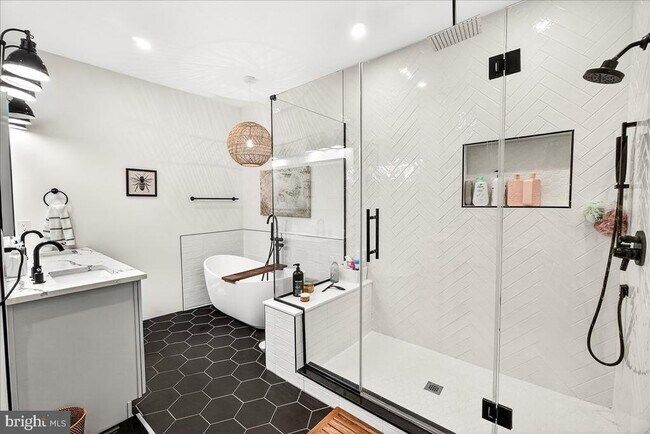 Building Photo - 910 Featherstone St