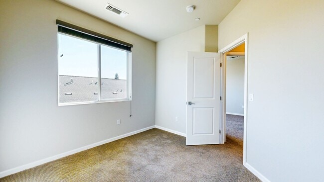 Building Photo - Rare Santa Rosa Four Bedroom house in Desi...