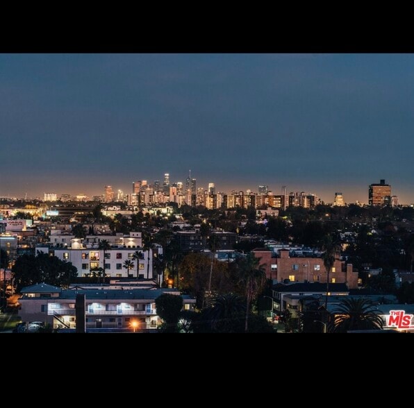Building Photo - 321 S San Vicente Blvd