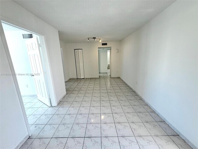 Building Photo - 2000 Biarritz Dr