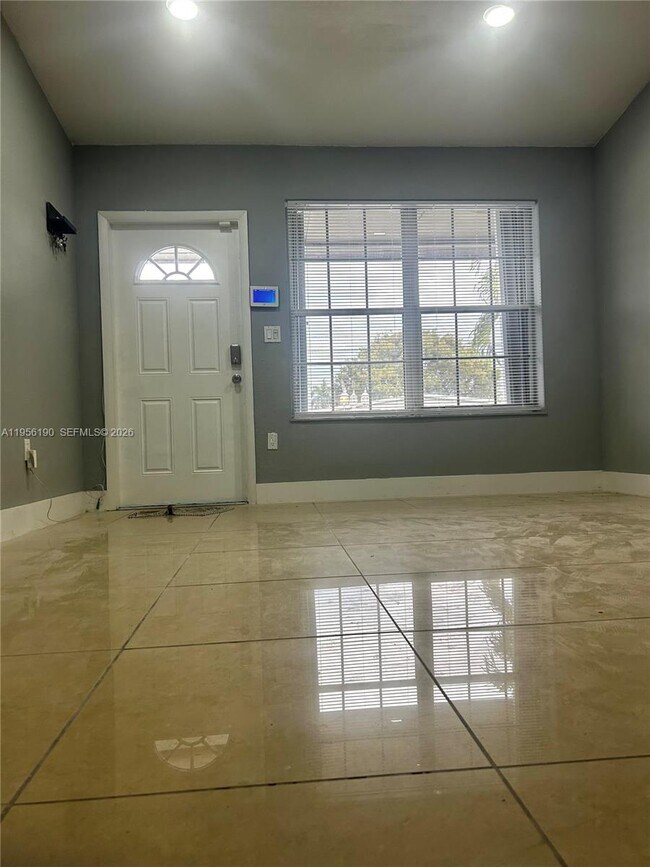 Building Photo - 3720 SW 32 Ave