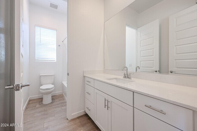 Building Photo - 7702 W Jackrabbit Ln