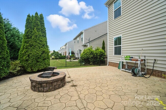 Building Photo - 2031 Hamil Ridge Dr