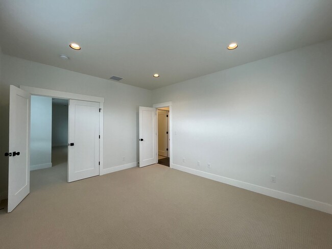 Building Photo - 3 Bedroom / 2.5 Bathroom Townhome in SE Bend