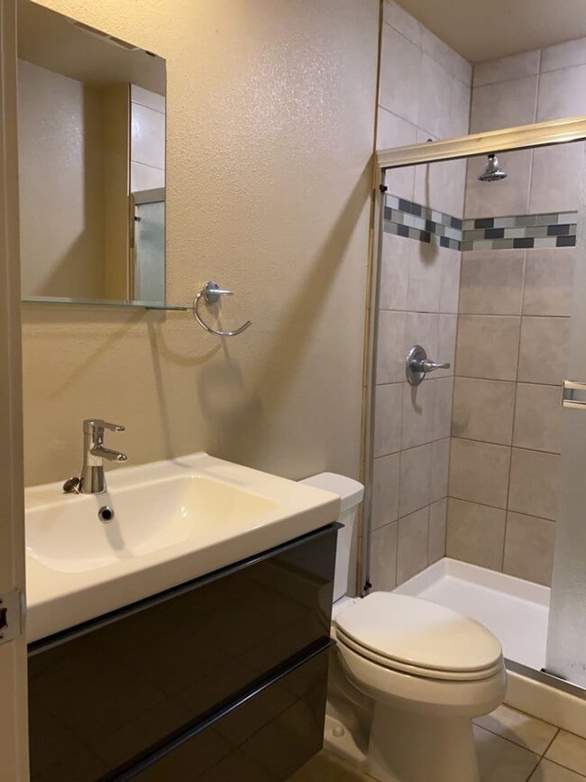 Building Photo - 135 N Sherwood St