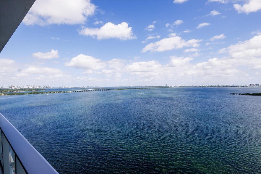 Building Photo - 700 NE 24th St