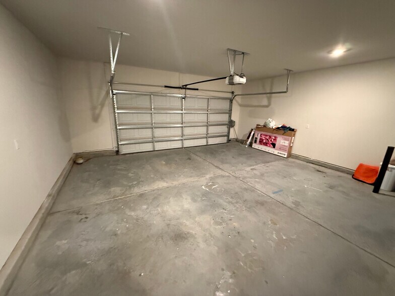 Building Photo - Room in House on Old Statesville Rd