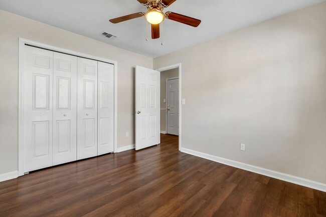 Building Photo - Cozy 3 Bedroom, 2 Bathroom abode with 2 car garage