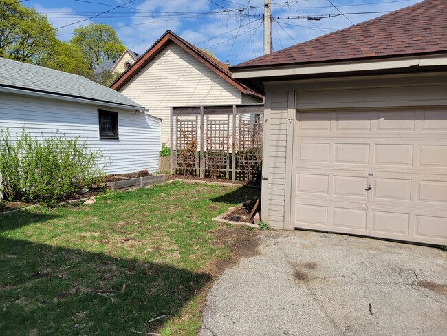 Building Photo - 1544 N 59th St