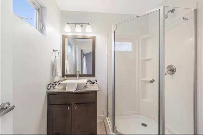 Building Photo - 113 Bayou St