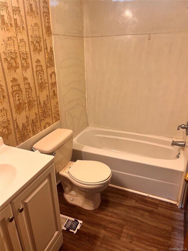 Building Photo - 373 Bruyn Turnpike