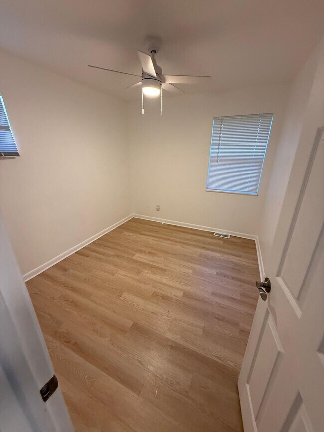 Building Photo - 904 Ridge Dr
