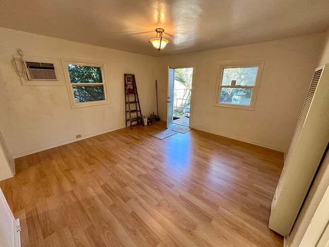 Building Photo - Charming 1-bedroom, 1-bathroom