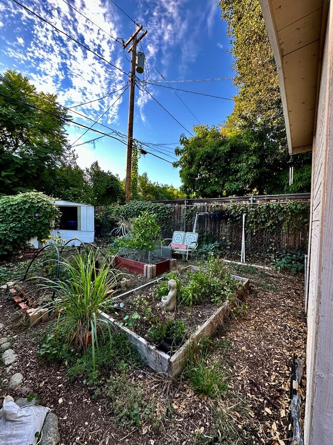 Your own private backyard - 189 S Roosevelt Ave