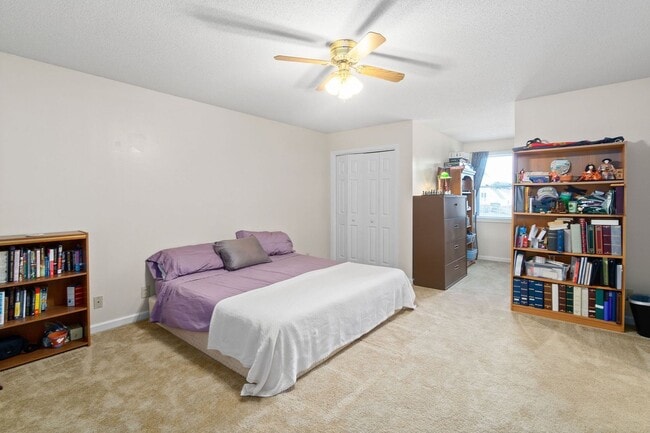 Building Photo - Pet Friendly in Rossview!