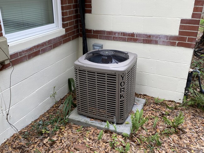 Building Photo - 2233 Ernest St