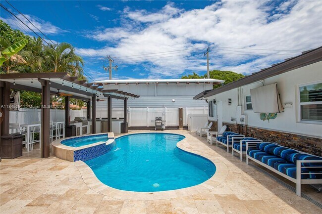 Building Photo - 4561 Poinciana St