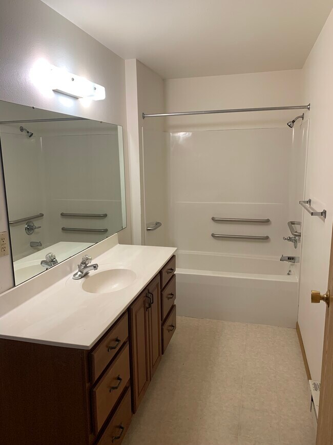 Building Photo - Iowa Ave